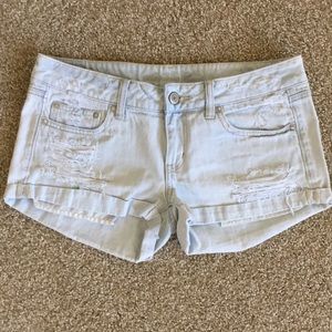 Shortiedistressed light wash roll up shorts